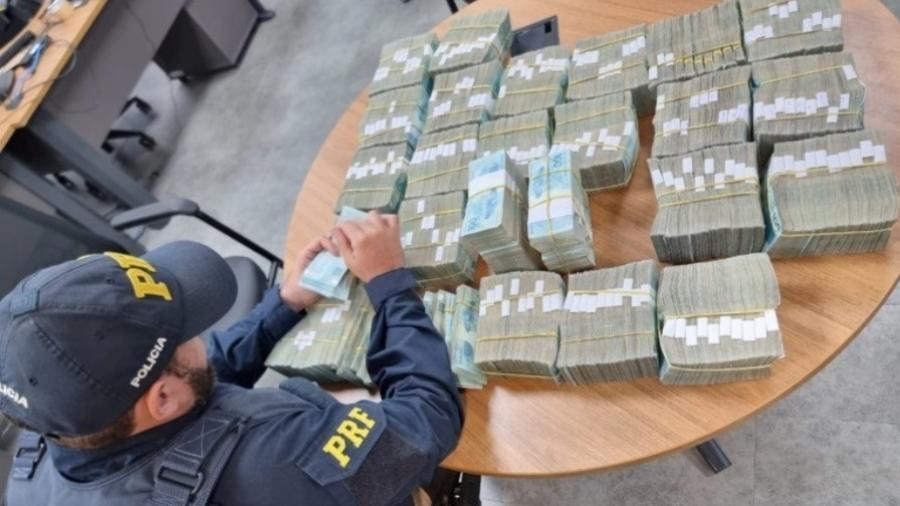 Polícia Rodoviária Federeal apreende R$ 2,5 milhões em dinheiro - Divulgação/ PRF