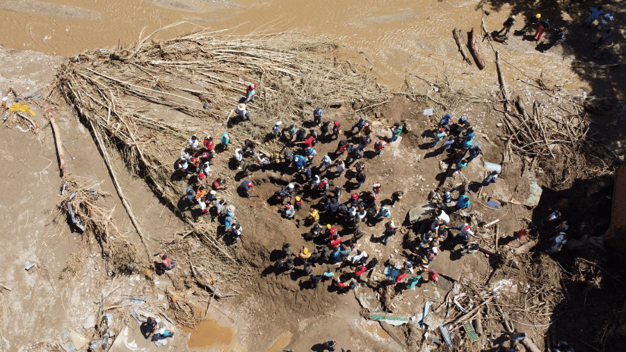 Socorristas trabalhando em área de deslizamento após chuvas fortes em Las Tejerias, na Venezuela  - REUTERS/Leonardo Fernandez Viloria