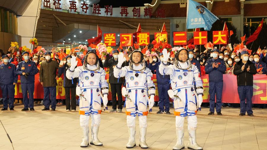 Os taikonautas (como são chamados os astronautas chineses) em conferência antes de missão: Zhang Lu (esq.), Deng Qingming (c) e Zhang Lu (dir.) - Li Gang/Xinhua