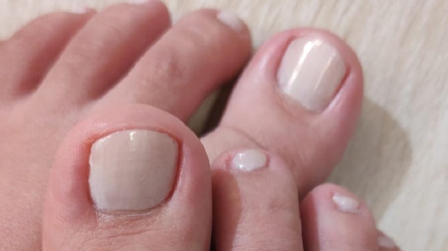 Segundo a mulher, unhas pintadas de branco são muito pedidas em site de vendas de fotos de pé - Arquivo pessoal