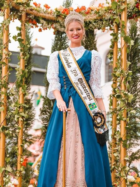 Sasha Bauer assumiu o mandato de rainha da Oktoberfest por três anos - Divulgação/Via @dzfotografia