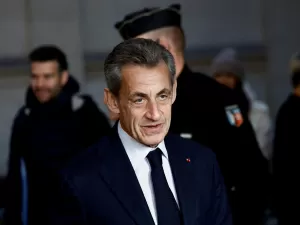 Ex-presidente francês Sarkozy terá que usar tornozeleira eletrônica após condenação por corrupção