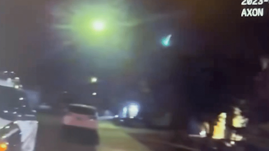 Dois policiais foram enviados para investigar uma suposta aparição de aliens em Las Vegas e capturaram imagens de objeto luminoso na câmera corporal - KLAS/8NewsNow