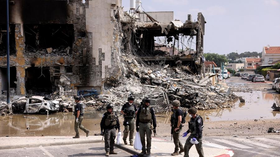 Soldados de Israel em região destruída após infiltração do Hamas no território israelense