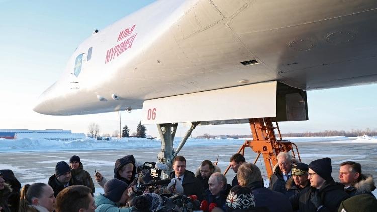 Vladimir Putin vooa em bombardeio modernizado da Guerra Fria