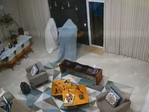 Ladrões fantasmas? Dupla coberta por lençóis invade casa no ES; veja vídeo