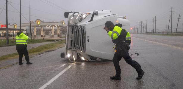 Storm Beryl becomes a hurricane again, hits Texas