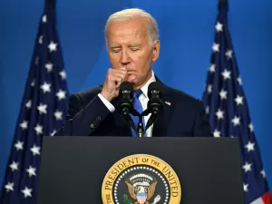Biden troca nomes em evento da Otan e cresce pressão por desistência