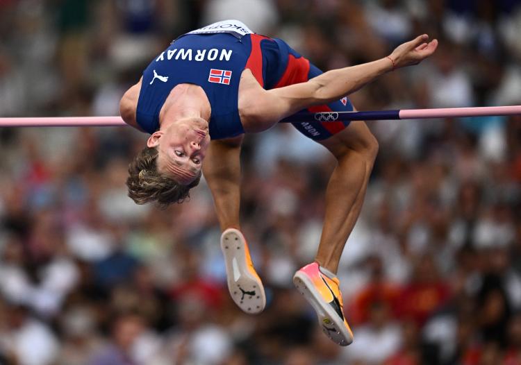 Atleta da noruega faz salto durante competição em Paris