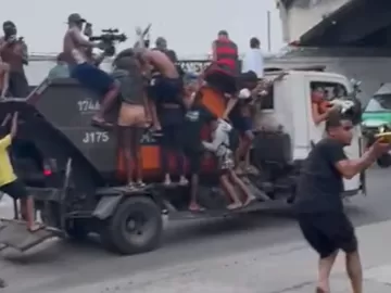 Jovens sobem em caminhão de lixo na Maré durante guerra com armas de gel