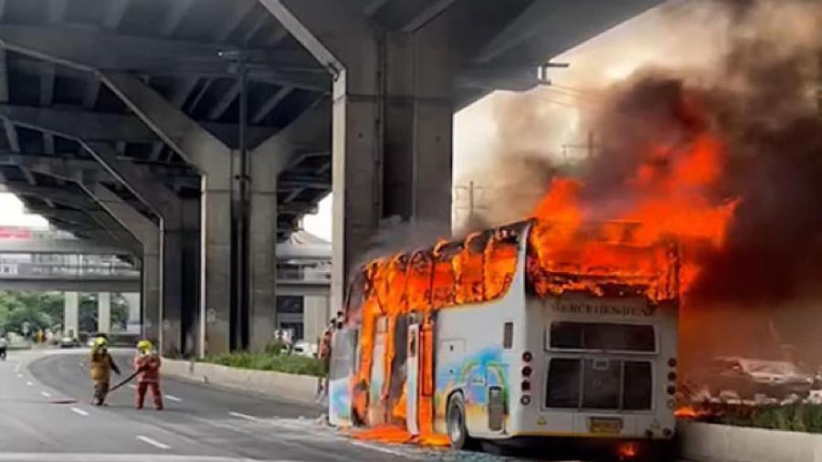 Ônibus escolar ficou em chamas - Reprodução