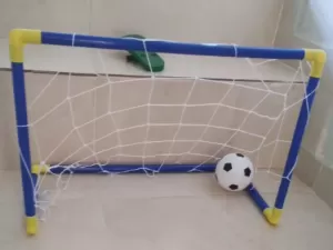 Seu filho curte futebol? Este kit com minitrave e bola está com 21% OFF