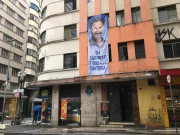 Ocupação de edifício no centro de SP ostenta faixa de Nunes por 'gratidão'