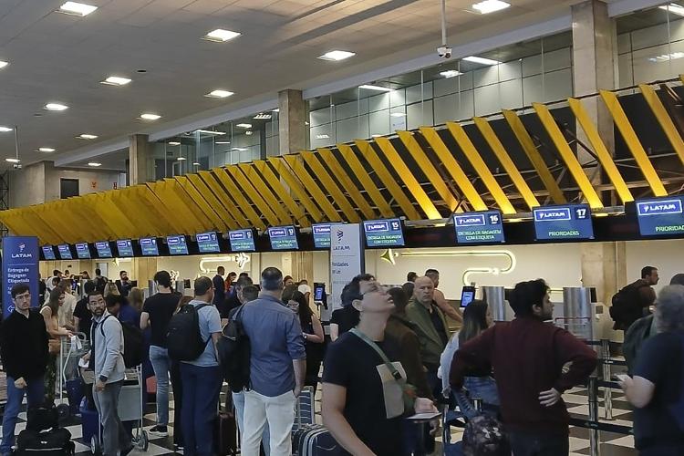 Filas foram formadas no Aeroporto de Congonhas após cancelamento de voos por causa da chuva