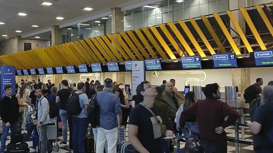 Filas foram formadas no Aeroporto de Congonhas após cancelamento de voos por causa da chuva - Marco Ambrosio/Ato Press/Folhapress