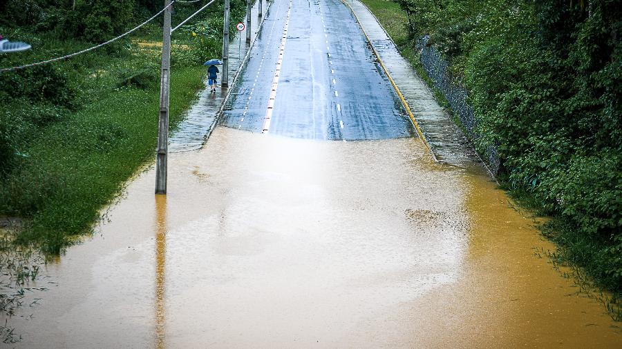 Com fortes chuvas, rio Itapocu transborda e causa alagamento em Jaraguá do Sul, em Santa Catarina