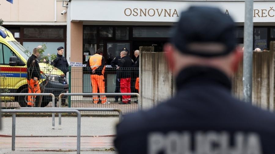 Policial é visto diante de escola onde ataque a faca deixou criança morta em Zagreb, na Croácia