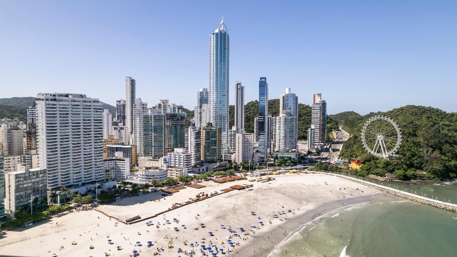 Vista aérea da praia de Balneário Camboriú com ampliação da faixa de areia - Anderson Coelho/Getty Images