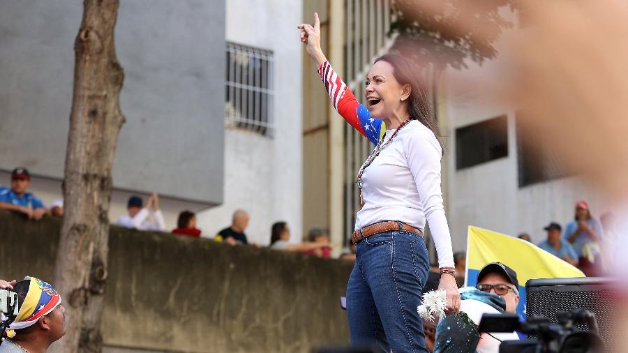 A líder da oposição venezuelana, María Corina Machado, reage durante um protesto convocado pela oposição na véspera da posse presidencial, em Caracas, em 9 de janeiro de 2025