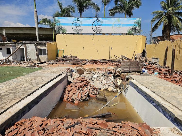 Piscina foi destruída após polícia encontrar "resort" de traficante em área irregular Piscina foi destruída após polícia encontrar "resort" de traficante em área irregular