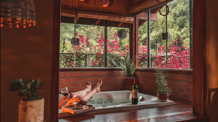 Casa em São Bento do Sapucaí tem banheira para até duas pessoas