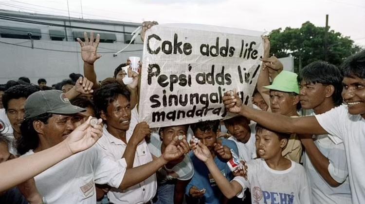 Cartaz em onda de manifestações contra a Pepsi nas Filipinas Cartaz em onda de manifestações contra a Pepsi nas Filipinas