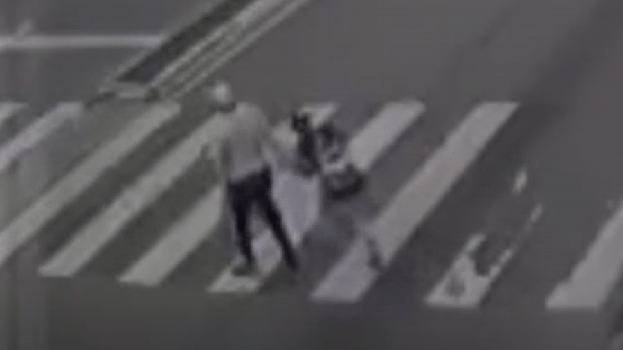 Mãe e filhas foram atropeladas por moto em Florianópolis Mãe e filhas foram atropeladas por moto em Florianópolis