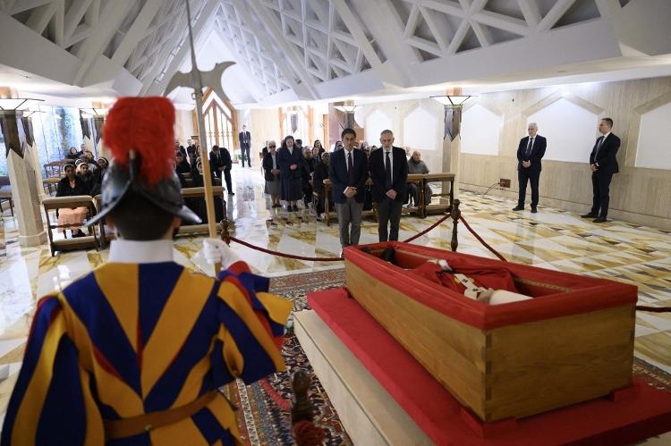 Rabino-Chefe de Roma, Riccardo Di Segni, prestando homenagem ao falecido Papa Francisco na Capela de Santa Marta, em 22 de abril Rabino-Chefe de Roma, Riccardo Di Segni, prestando homenagem ao falecido Papa Francisco na Capela de Santa Marta, em 22 de abril