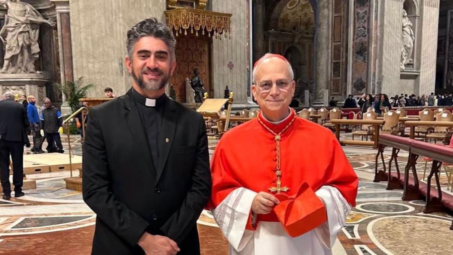 Padre Anderson Pedroso e o então cardeal Robert Prevost em encontro na Sexta-Feira Santa - Arquivo pessoal via Estadão