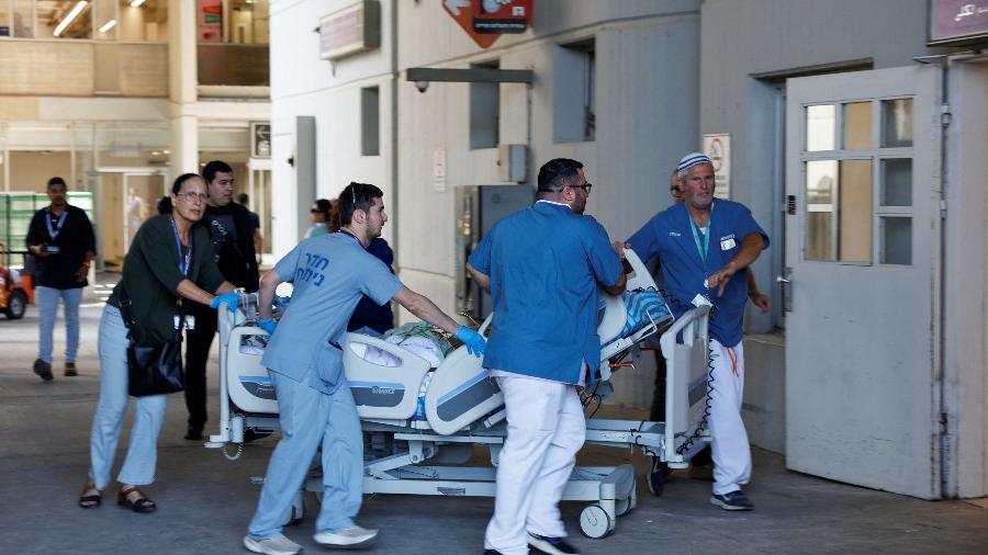 Equipe médica trabalha no Soroka Medical Center, em Beersheba, no sul de Israel, após local ser atingido por míssil do Irã Equipe médica trabalha no Soroka Medical Center, em Beersheba, no sul de Israel, após local ser atingido por míssil do Irã