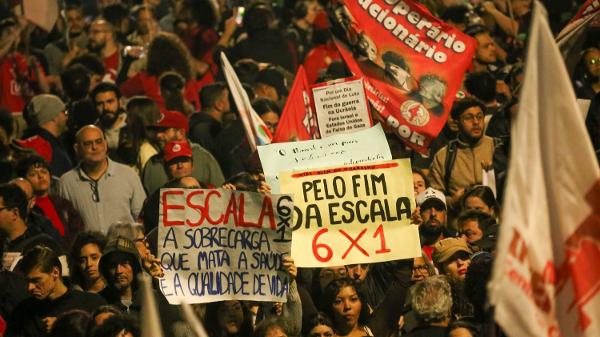 Manifestantes se reúnem no vão livre do Masp, na Paulista, em ato pela soberania nacional; para analistas, Lula ganhou 'presentes' dos adversários e agora abraça a luta contra os bilionários e o imperialismo