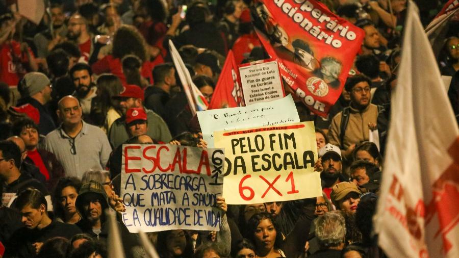 Manifestantes se reúnem no vão livre do Masp, na Paulista, em ato pela soberania nacional; para analistas, Lula ganhou 'presentes' dos adversários e agora abraça a luta contra os bilionários e o imperialismo Manifestantes se reúnem no vão livre do Masp, na Paulista, em ato pela soberania nacional; para analistas, Lula ganhou 'presentes' dos adversários e agora abraça a luta contra os bilionários e o imperialismo