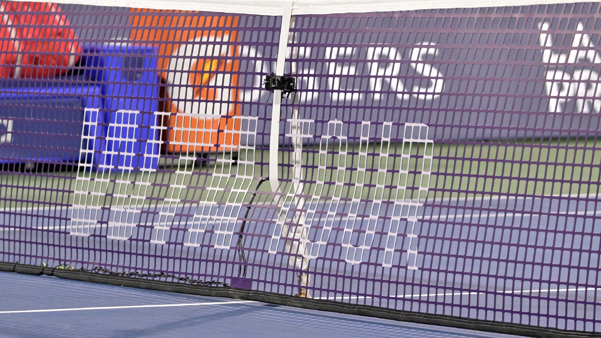 Logo da WTA na rede durante partida de torneio do circuito feminino de tênis profissional em Montreal, no Canadá
28 de julho de 2025 Eric Bolte-Imagn Images - undefined