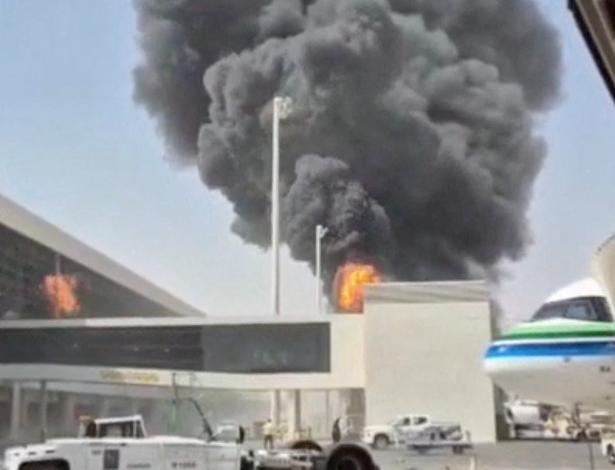 Fumaça e chamas se elevam do Aeroporto Rei Khalid, depois que os houthis do Iêmen, apoiados pelo Irã, afirmaram ter atacado o aeroporto, em Riade, na Arábia Saudita, em 8 de outubro de 2026, nesta captura de tela obtida a partir de um vídeo nas redes sociais
Redes sociais/via REUTERS - undefined