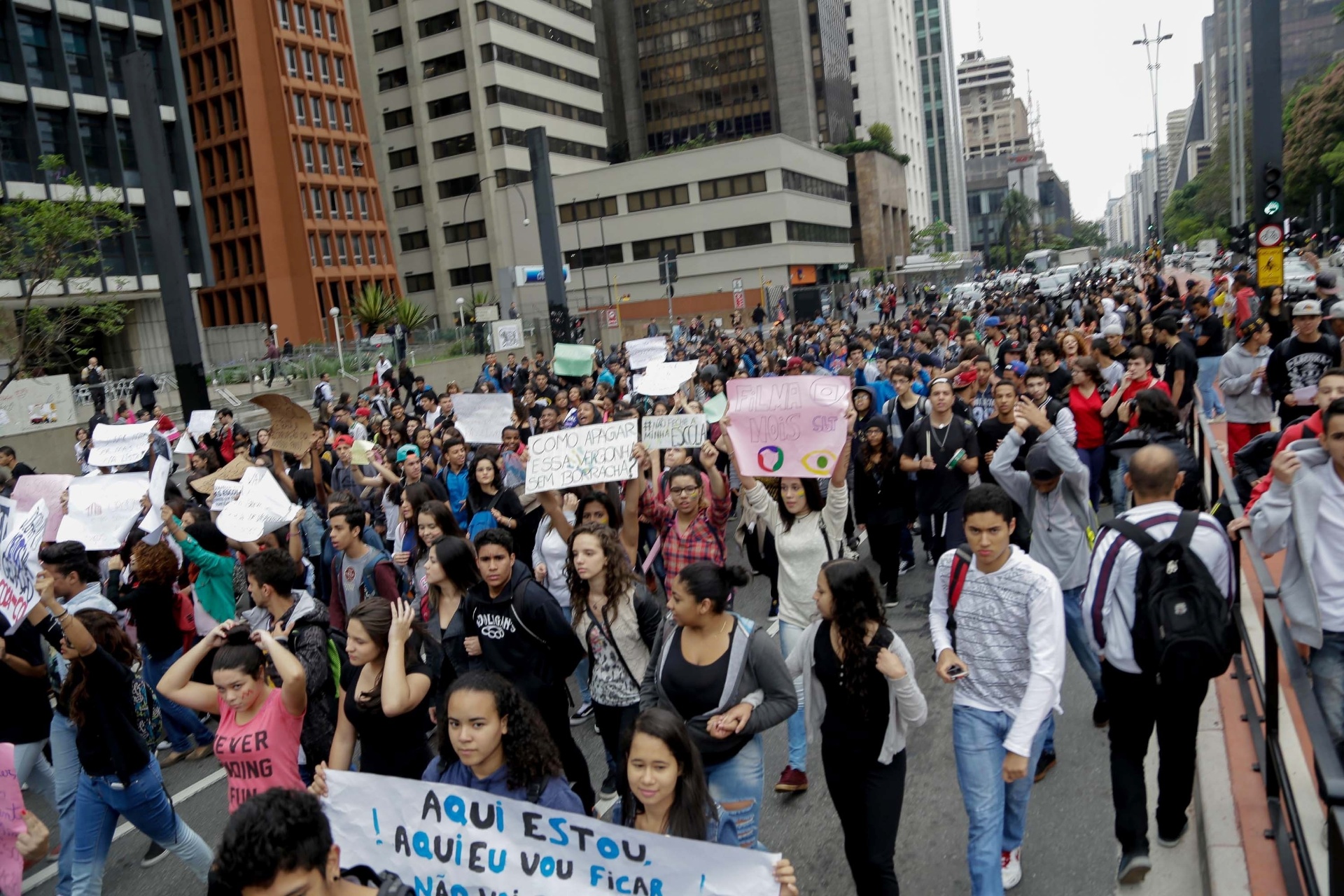 6.out.2015 - Estudantes da rede estadual de ensino de São Paulo realizaram um protesto nesta terça-feira (6) no centro de São Paulo. Durante o ato, parte da avenida Paulista foi fechada. No fim de setembro, o Governo de SP anunciou mudanças na rede, com o fechamento de unidades e salas de aula - NewtonMenezes/Futura Press/Estadão Conteúdo