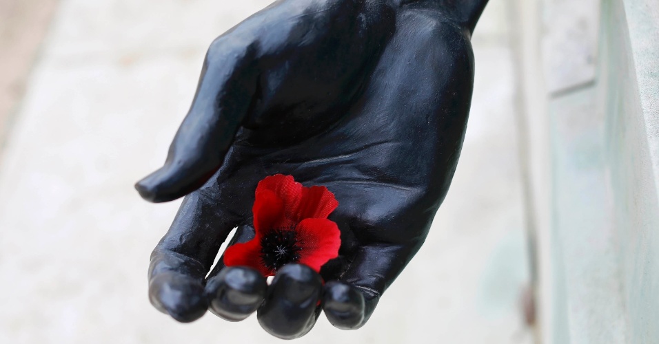 11.nov.2015 - Uma papoula na mão de uma estátua de um soldado caído no Memorial Forças Armadas durante comemorações do Dia do Armistício no National Memorial Arboretum em Alrewas, na Inglaterra