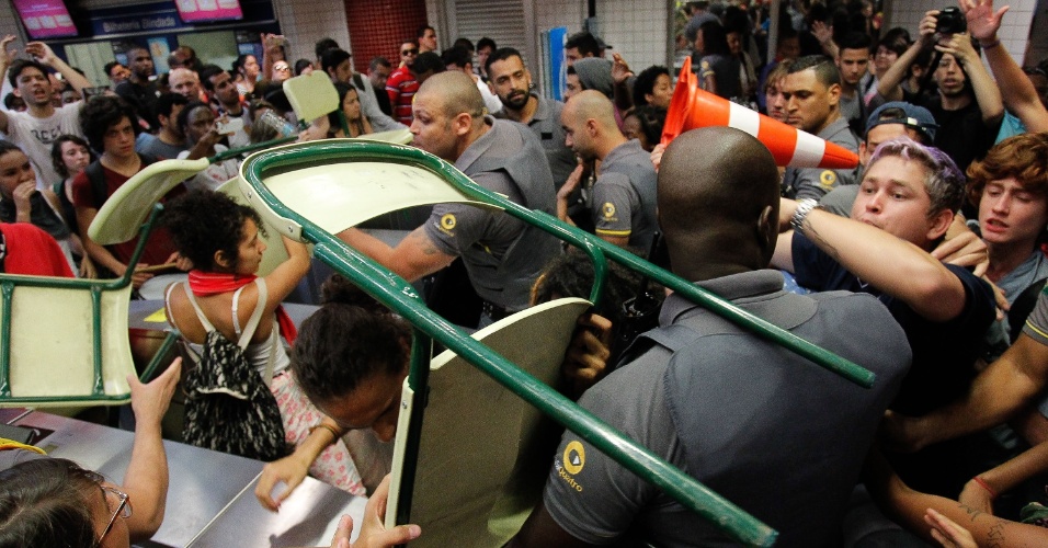 3.dez.2015 - A estação Butantã do metrô, na zona oeste de São Paulo, também foi palco de protestos de estudantes contra o fechamento de escolas para a reorganização da rede de ensino estadual