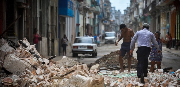 Cubanos passam por escombros em Havana após passagem de furacão