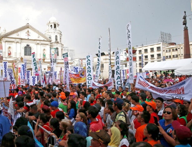 Apoiadores do presidente filipino Rodrigo Duterte se reúnem na praça Miranda, em Manila - DONDI TAWATAO/REUTERS