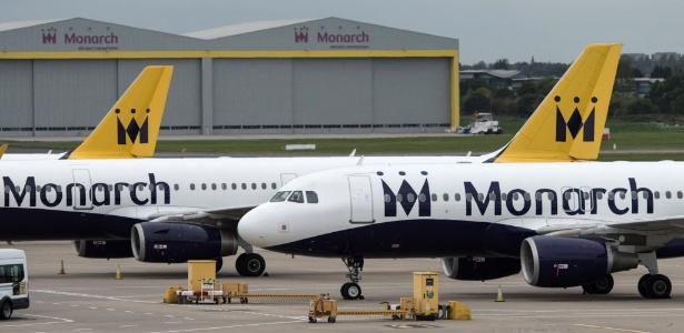 Aviões da Monarch Airlines estacionados no aeroporto de Birmingham, na Inglaterra, após a empresa decretar falência e cancelar voos - Oli Scarff/AFP Photo