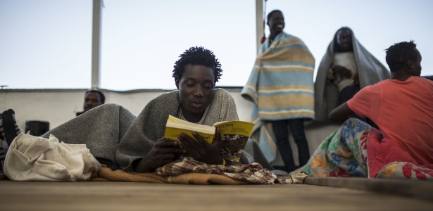 Refugiados vindos da Líbia a bordo da embarcação da Open Arms - Olmo Calvo/AFP