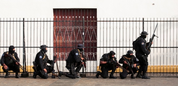 Forças especiais da Nicarágua cercam igreja com estudantes dentro durante os protestos, em 13 de julho - Oswaldo Rivas/Reuters