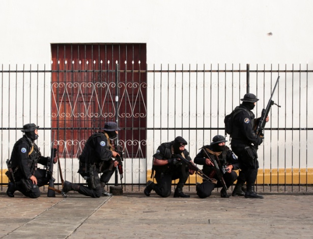 Forças especiais da Nicarágua cercam igreja com estudantes dentro durante protestos - Oswaldo Rivas/Reuters