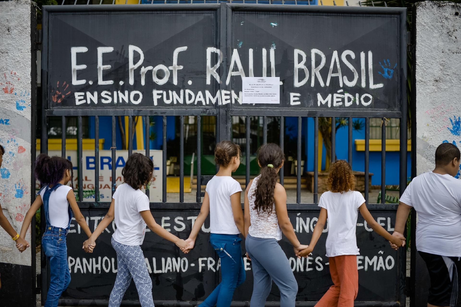 20.mar.2019 - Crianças participam de abraço coletivo no prédio da escola estadual Raul Brasil, em Suzano, que foi palco de um massacre há uma semana - Julien Pereira/Fotoarena/Estadão Conteúdo