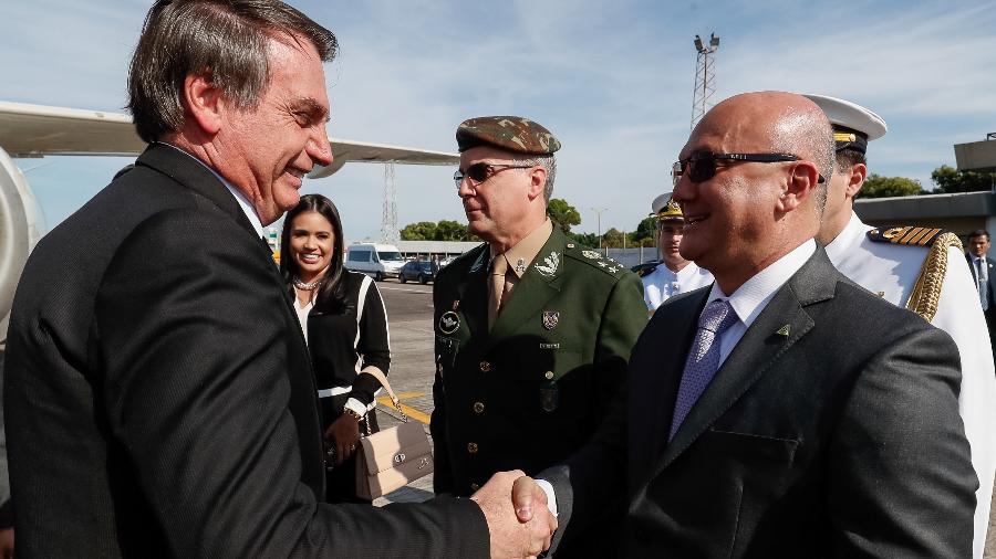 25.jul.2019 - O presidente Jair Bolsonaro cumprimenta o Superintendente da Suframa, Cel. Alfredo Menezes, durante visita a Manaus - Alan Santos/PR