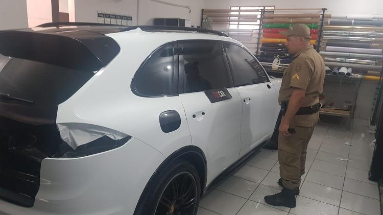 Porsche Cayenne está sendo envelopada para ficar com as cores da PM - Divulgação/Polícia Militar-SC