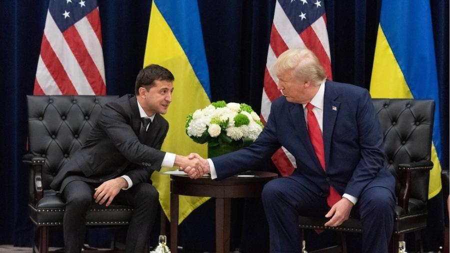 Processo de impeachment gira em torno da pressão de Trump sobre o presidente ucraniano Volodymyr Zelensky (à esq.) - EPA