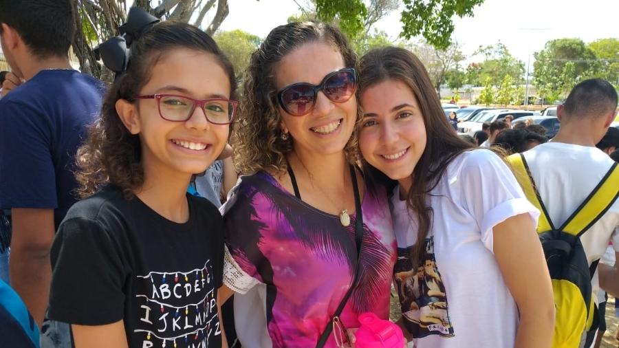 Ana Dora Virtuoso, 17 (à direita) chegou à prova do Enem com a mãe, Débora (centro), e a irmã, Alice, em Maceió (AL) - Aliny Gama/UOL