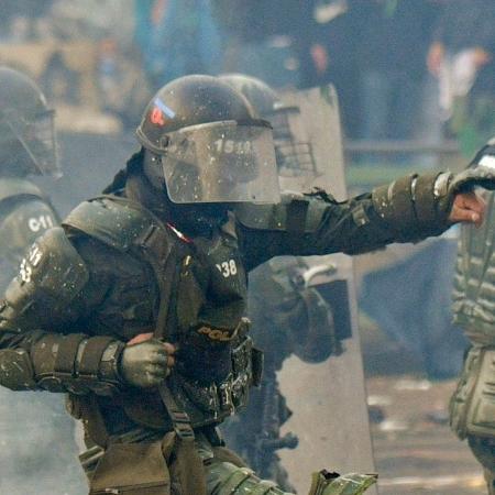 Policiais durante protestos contra o presidente da Colômbia, Ivan Duque, em Bogotá - Raul Arboleda/AFP