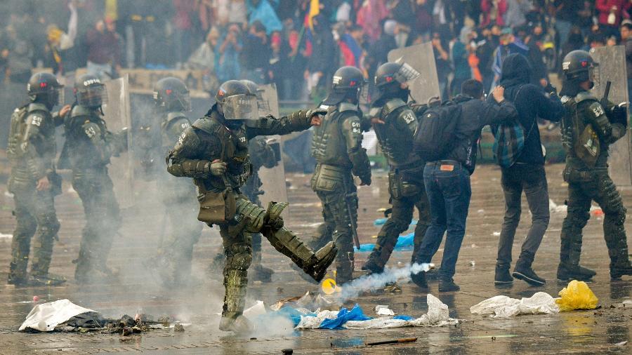 Policiais durante protestos contra o presidente da Colômbia, Ivan Duque, em Bogotá - Raul Arboleda/AFP